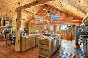 Fridge, microwave, oven, stovetop - ENCHANTED CIRCLE LODGE-AWESOME MOUNTAIN VIEWS WITH HOT TUB AND SAUNA! (Angel Fire)