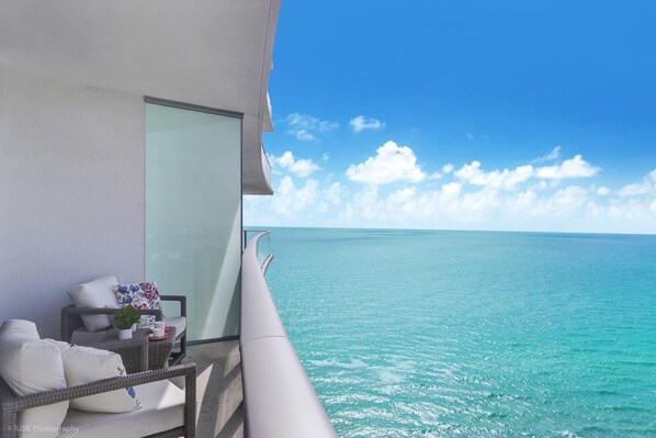 Property grounds - 2BR condo w/ pools access & beach views (Hollywood)