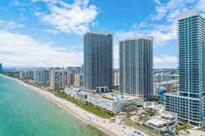 On the beach - 2BR condo w/ pools access & beach views (Hollywood)