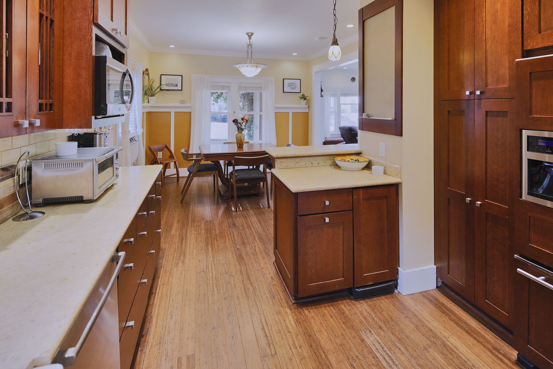 Fantastic Bungalow with Hot tub, Decks, Close to City, and River