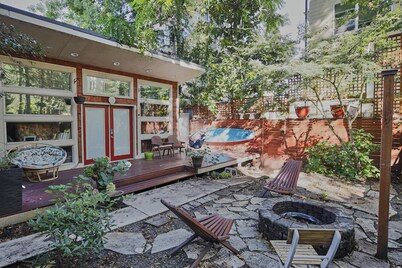 Fantastic Bungalow with Hot tub, Decks, Close to everything, modern and clean