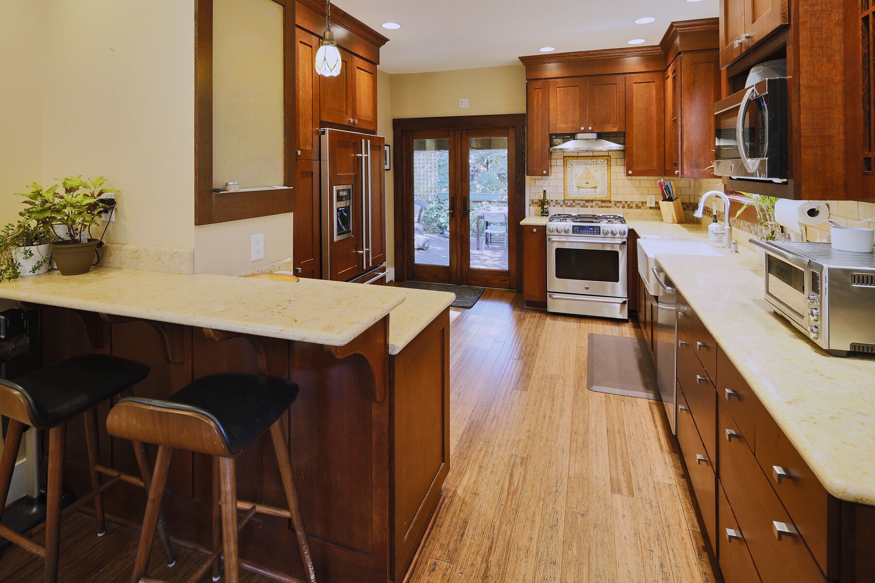 Fantastic Bungalow with Hot tub, Decks, Close to City, and River