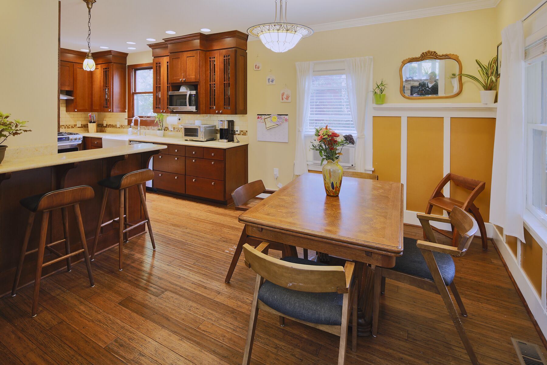 Fantastic Bungalow with Hot tub, Decks, Close to City, and River