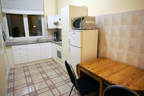 Een koelkast, een microgolfoven, een oven, een broodrooster
