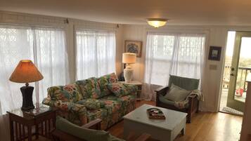 Smart TV, reproductor de DVD, libros y videoteca