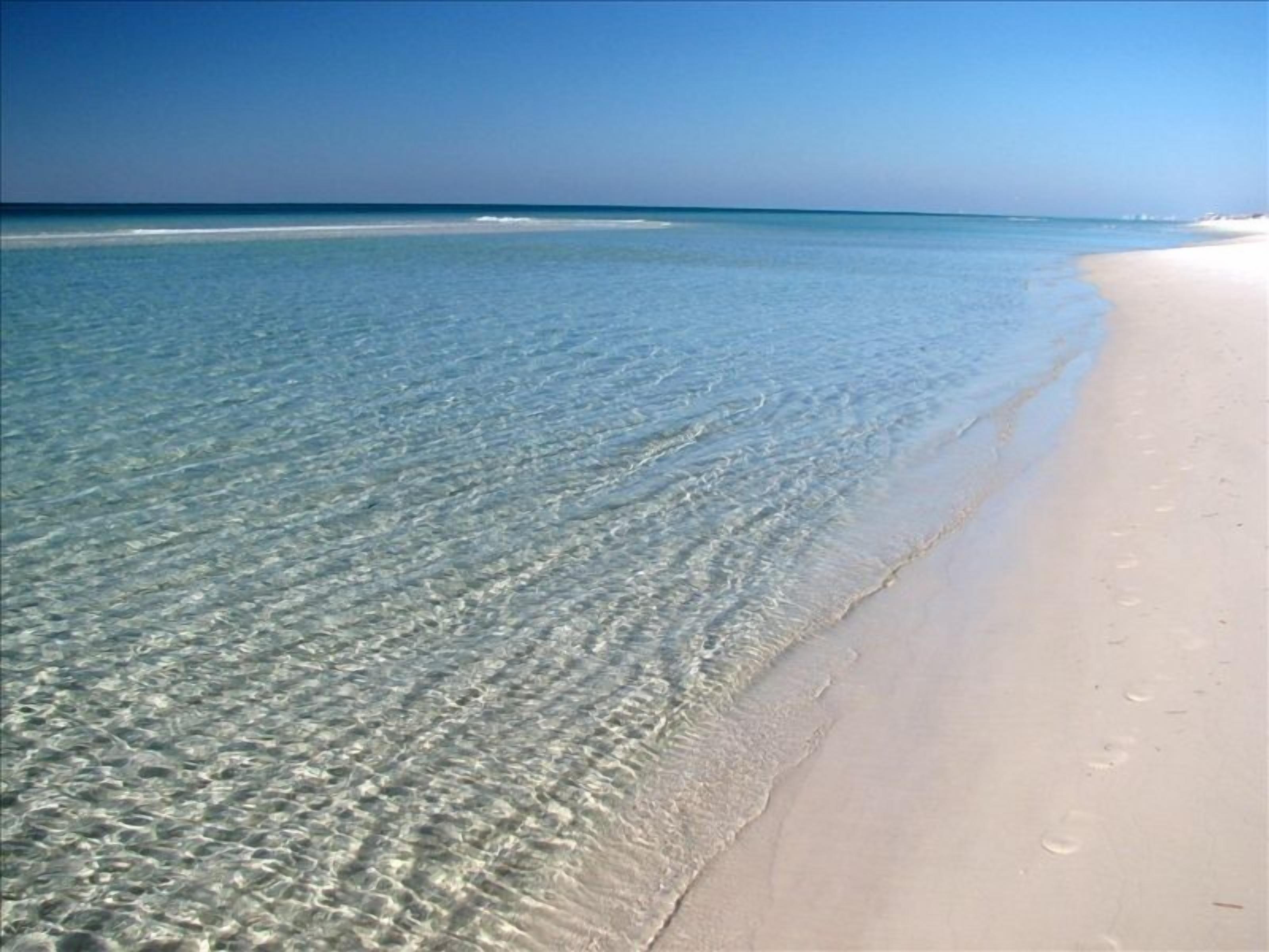 Playa en los alrededores, camastros y toallas de playa 