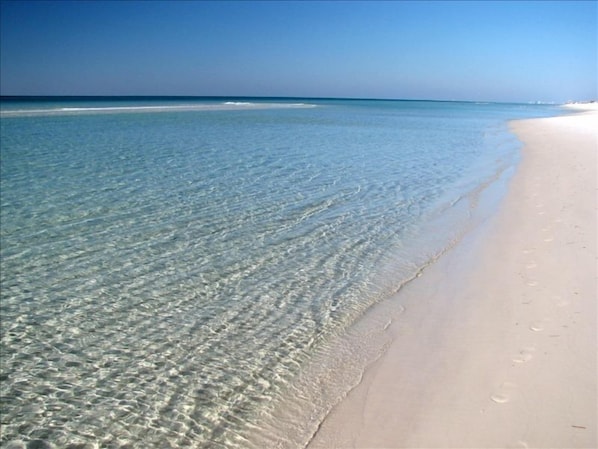 Tæt på stranden, liggestole, badehåndklæder