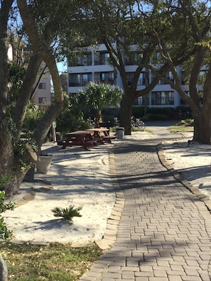 Outdoor dining - 5th Villa to Beach Remodeled for 2021- Steps to Open Beach SLEEPS 6 (Hilton Head Island)