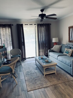 Una Smart TV, un reproductor de DVD, una videoteca