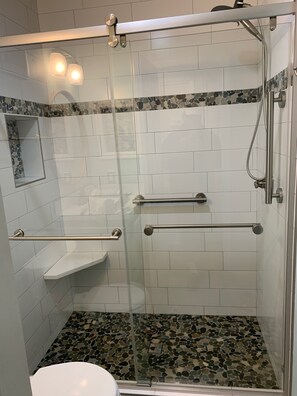 Regadera, secadora de cabello, toallas, jabón 