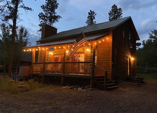 Shangri Lodge-Terry Peak Cabin with Hot Tub
