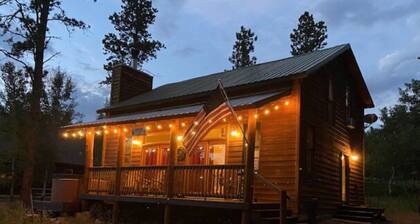 Shangri Lodge-Terry Peak Cabin with Hot Tub