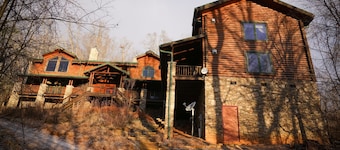 Huge 8 BR/8 BA Secluded Retreat, Spectacular Views 15min to downtown on MTS Tr