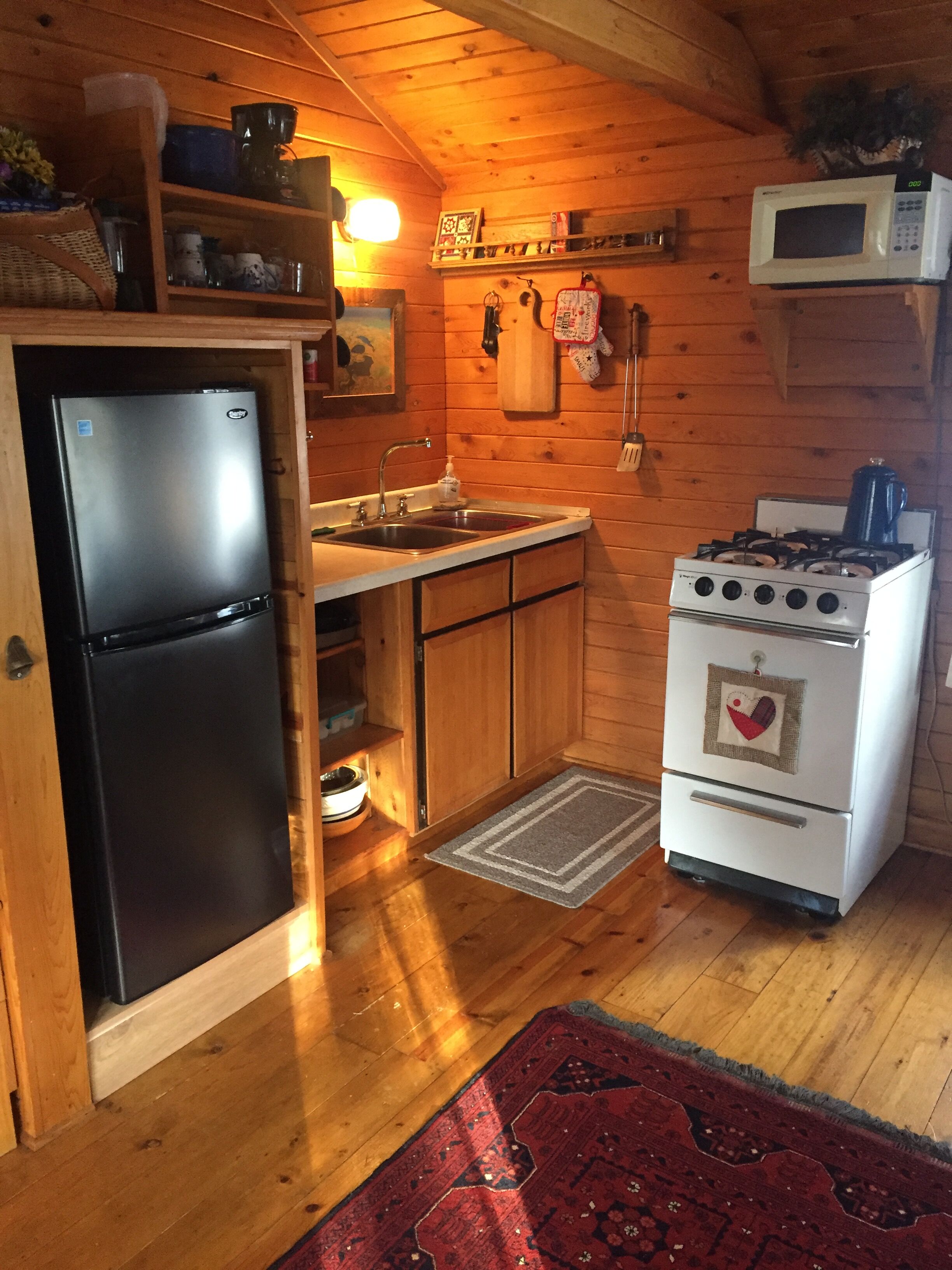 Romantic Log Cabin Nestled in Wooded Setting on Lake Wilipyro