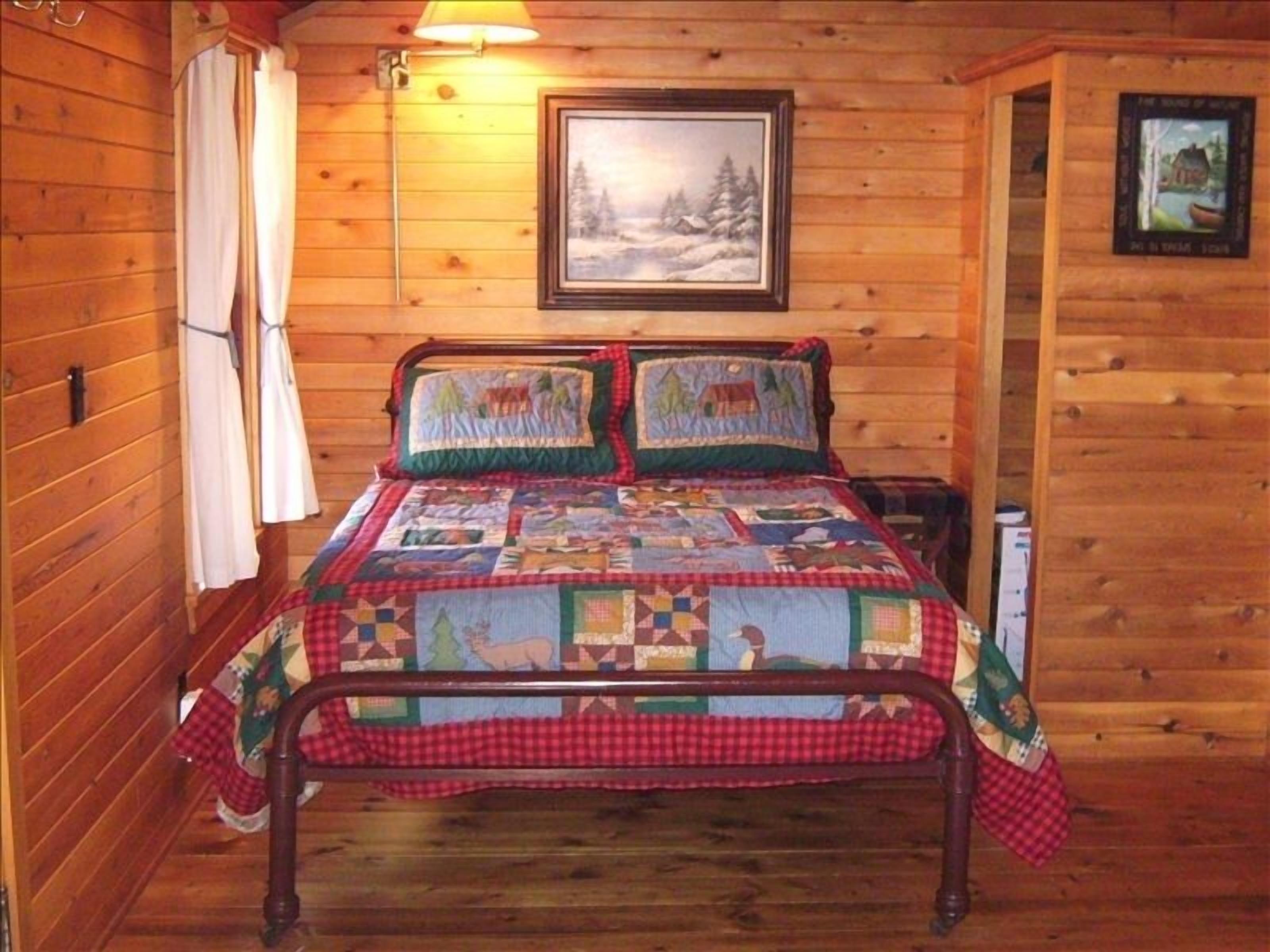 Romantic Log Cabin Nestled in Wooded Setting on Lake Wilipyro