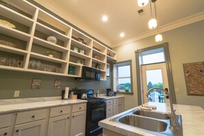 Fridge, microwave, oven, stovetop - Beautiful Historic Building on Manistee River Walk (Manistee)