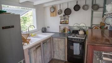 Fridge, oven, stovetop, coffee/tea maker