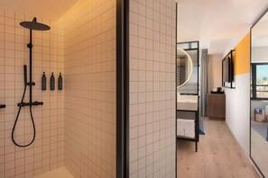 aloft Room Queen Bed, Gran Via View | Bathroom | Shower, free toiletries, hair dryer, towels - Aloft by Marriott Madrid Gran Via (Madrid)