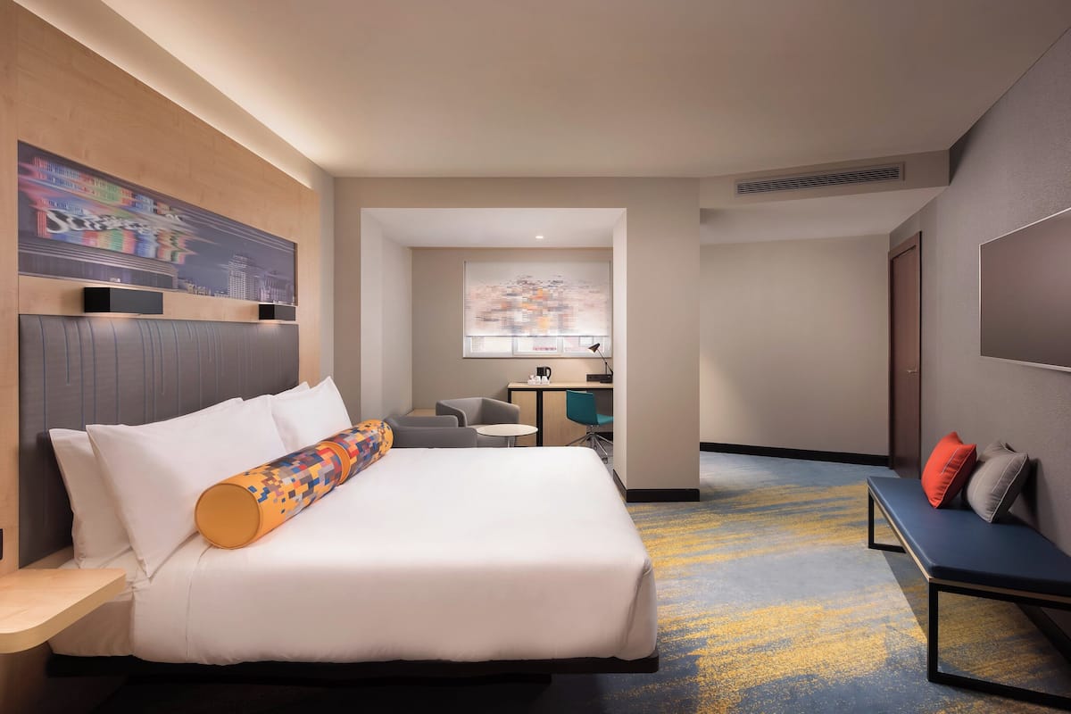 aloft, ห้องพรีเมียม | เครื่องนอนป้องกันสารก่อภูมิแพ้, ผ้านวมขนเป็ด, เตียงพร้อมฟูกเสร  ิมที่นอน