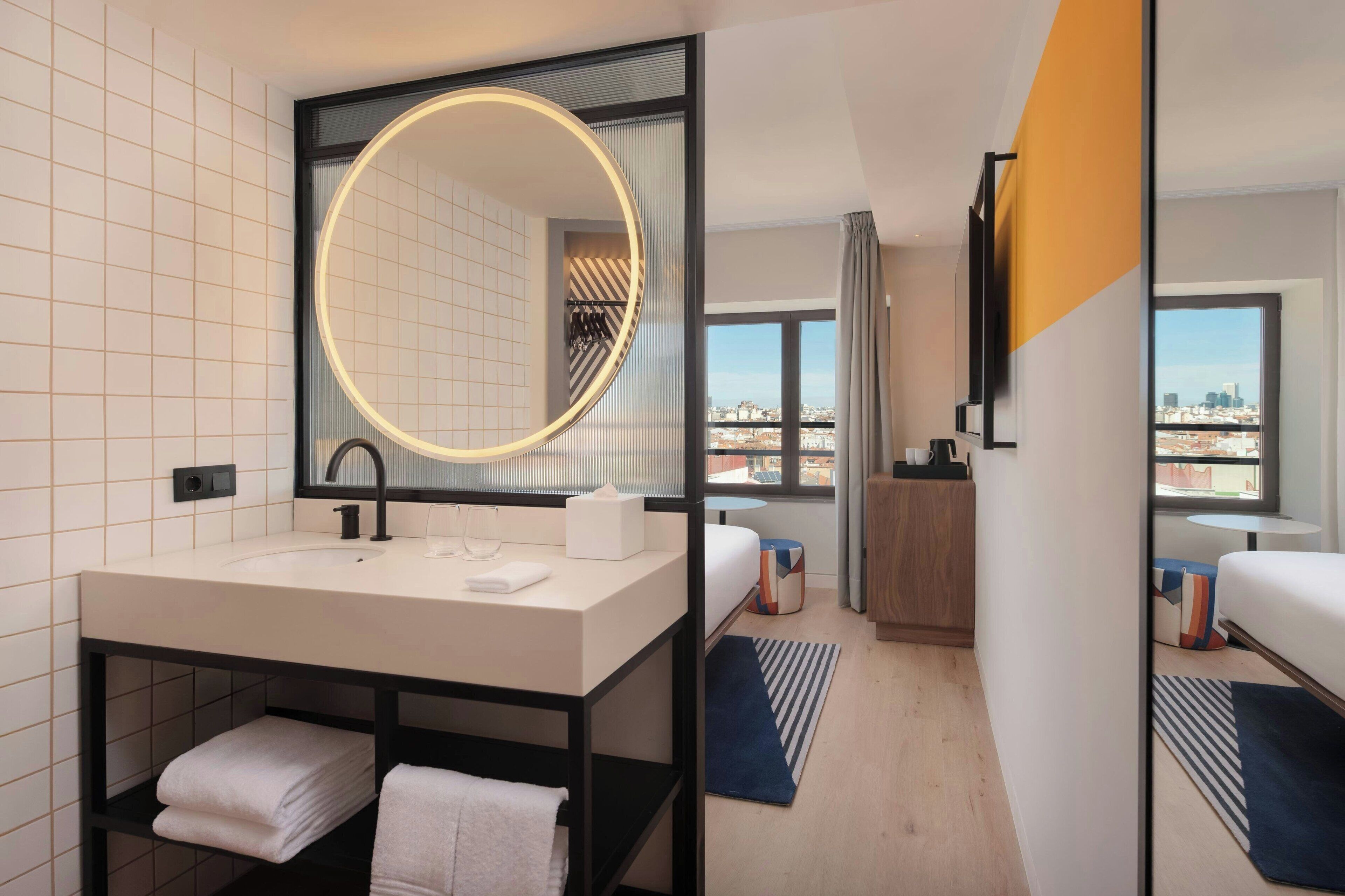 aloft Room Queen Bed, Gran Via View | 욕실 | 샤워 시설, 무료 세면용품, 헤어드라이어, 타월