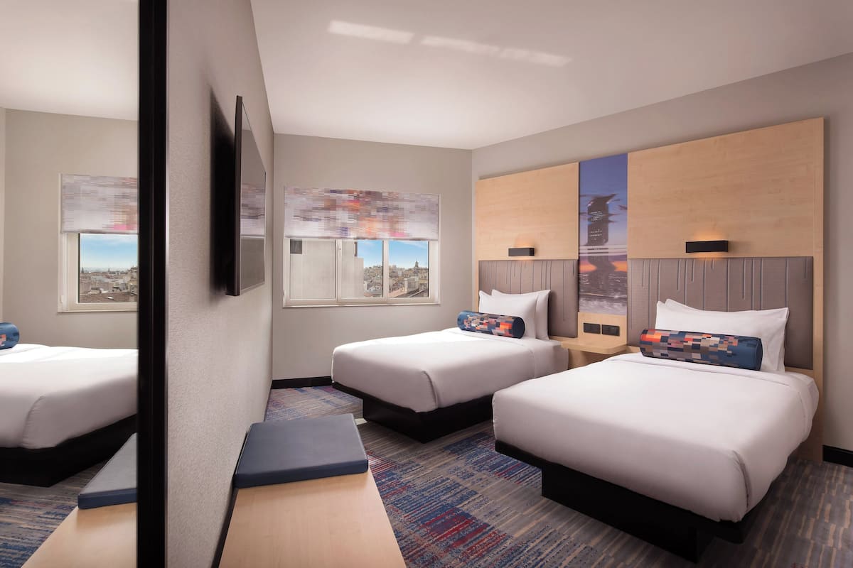 aloft, ห้องพัก, เตียงเดี่ยว 2 เตียง, วิวเมือง | เครื่องนอนป้องกันสารก่อภูมิแพ้, ผ้านวมขนเป็ด, เตียงพร้อมฟูกเสริมที่นอน