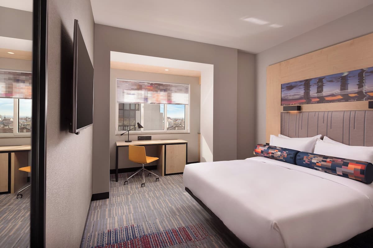 aloft, ห้องพัก, เตียงควีนไซส์ 1 เตียง, วิวเมือง | เครื่องนอนป้องกันสารก่อภูมิแพ้, ผ้านวมขนเป็ด, เตียงพร้อมฟูกเสริมที่นอน