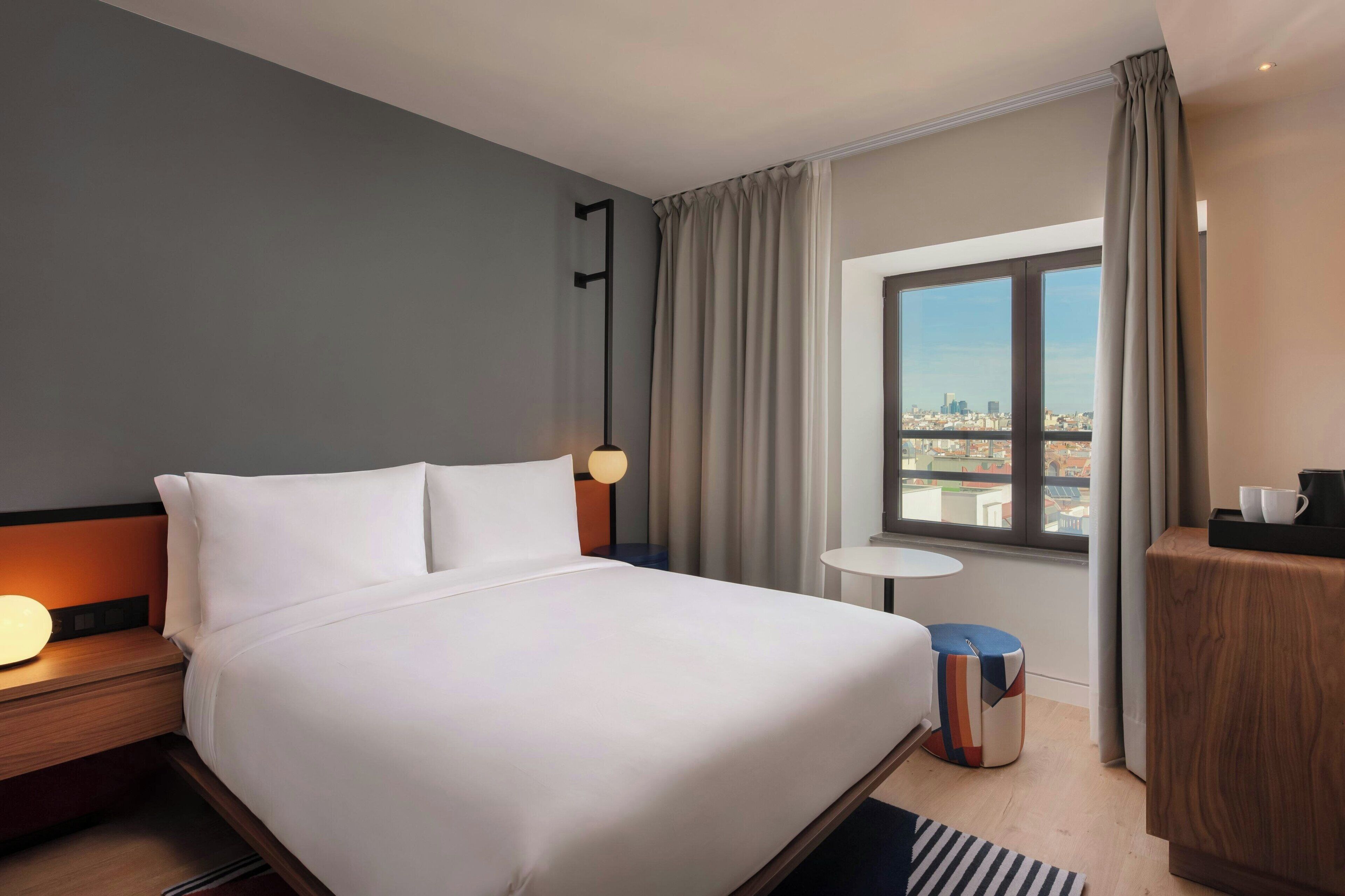 aloft Room Queen Bed, Gran Via View