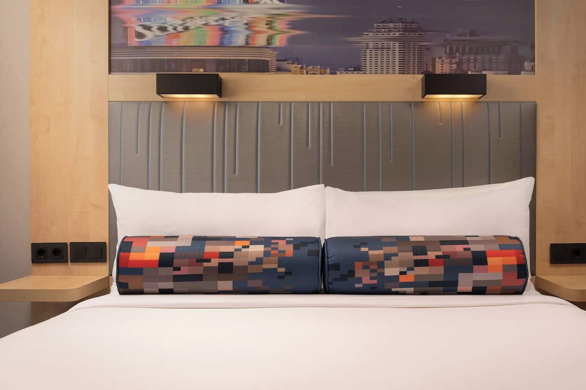 1 bedroom, hypo-allergenic bedding, down comforters, pillowtop beds