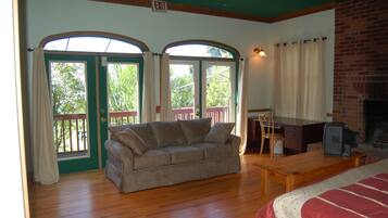 Smart TV, lettore DVD, libri, impianto stereo