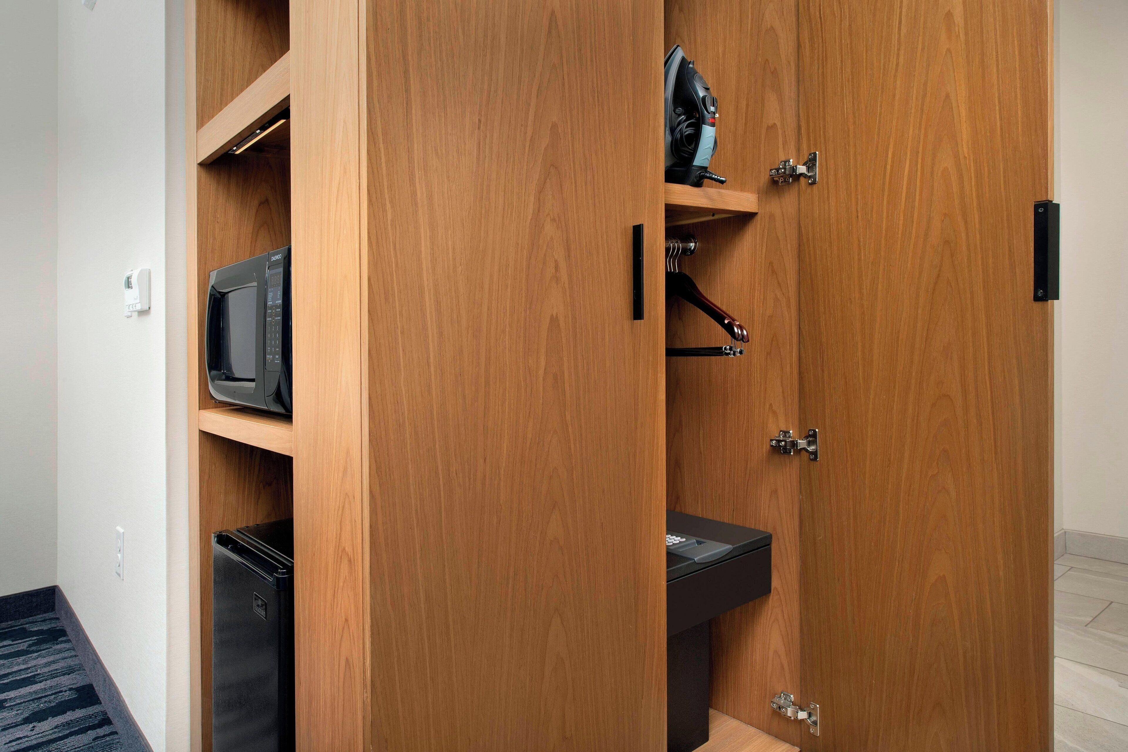 in-room safe, desk, laptop workspace, blackout curtains