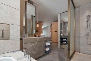 Corner Suite, 1 Bedroom (Executive Lounge Access) | Bathroom | Separate tub and shower, rainfall showerhead, free toiletries - Sheraton Shenzhen Nanshan (Shenzhen)
