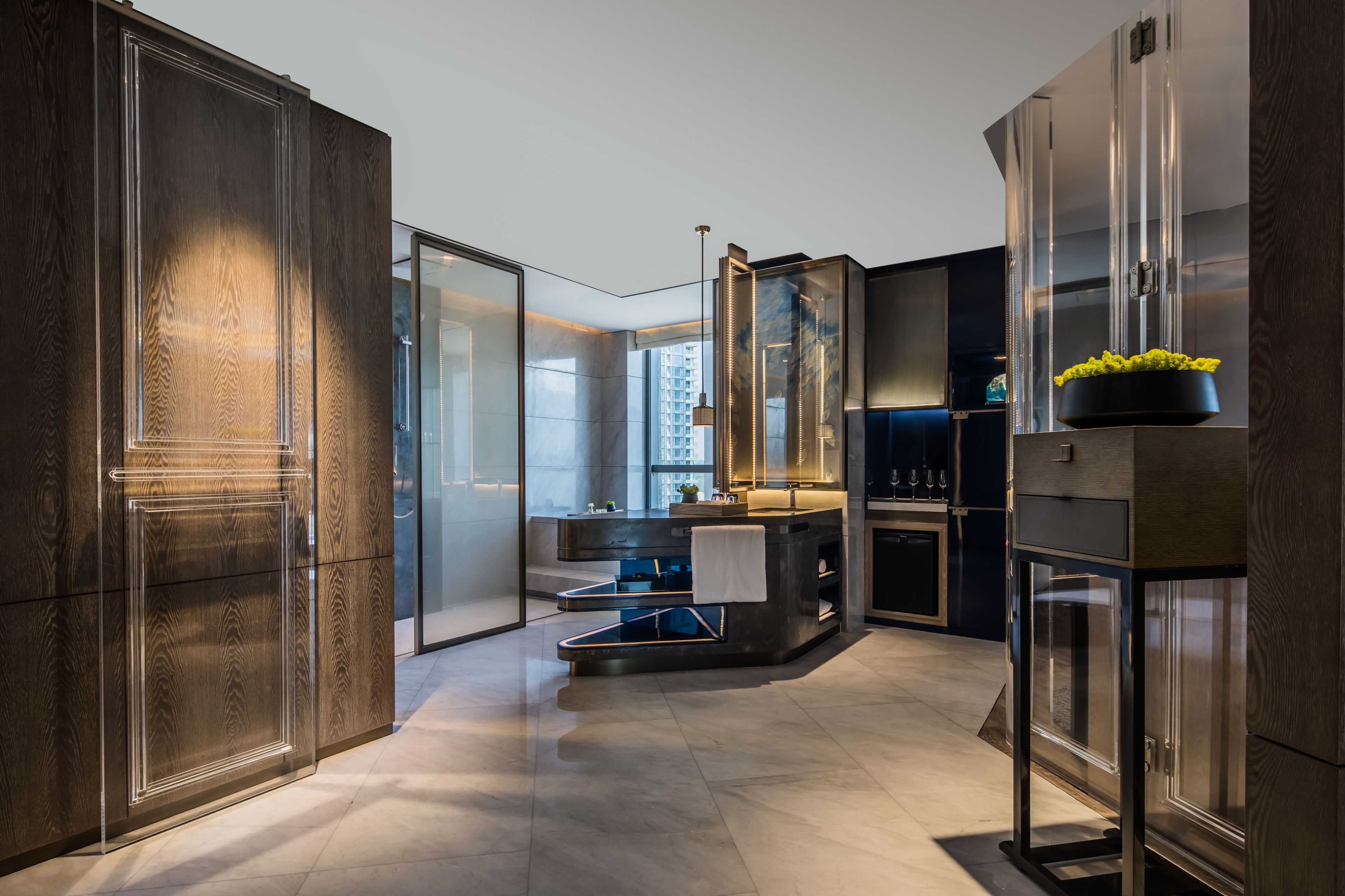 corner suite, 1 bedroom (executive lounge access) | minibar, in-room safe, desk, blackout curtains