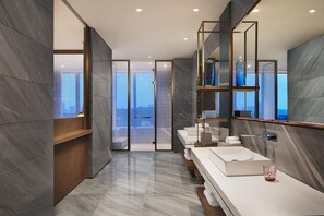 Executive Suite, 1 Bedroom | Bathroom | Separate tub and shower, rainfall showerhead, free toiletries - Sheraton Shenzhen Nanshan (Shenzhen)