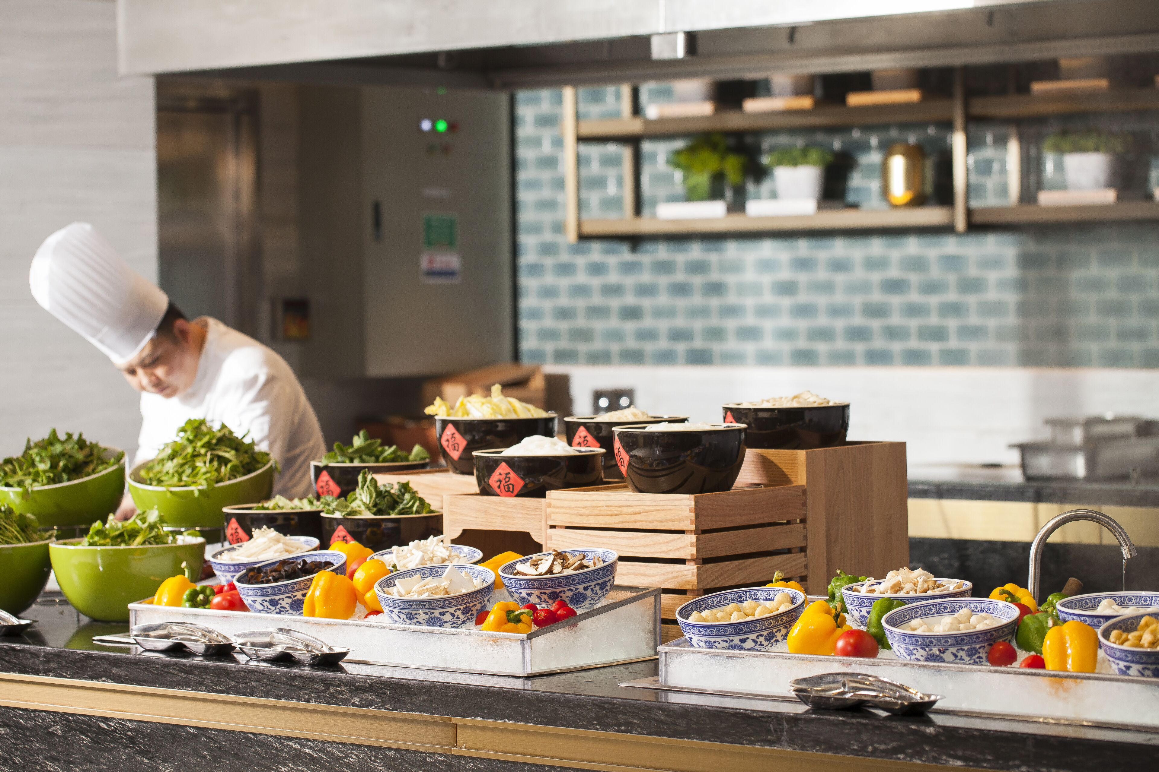 Daily buffet breakfast (CNY 208 per person)