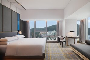 Room, 1 King Bed, City View (Corner)