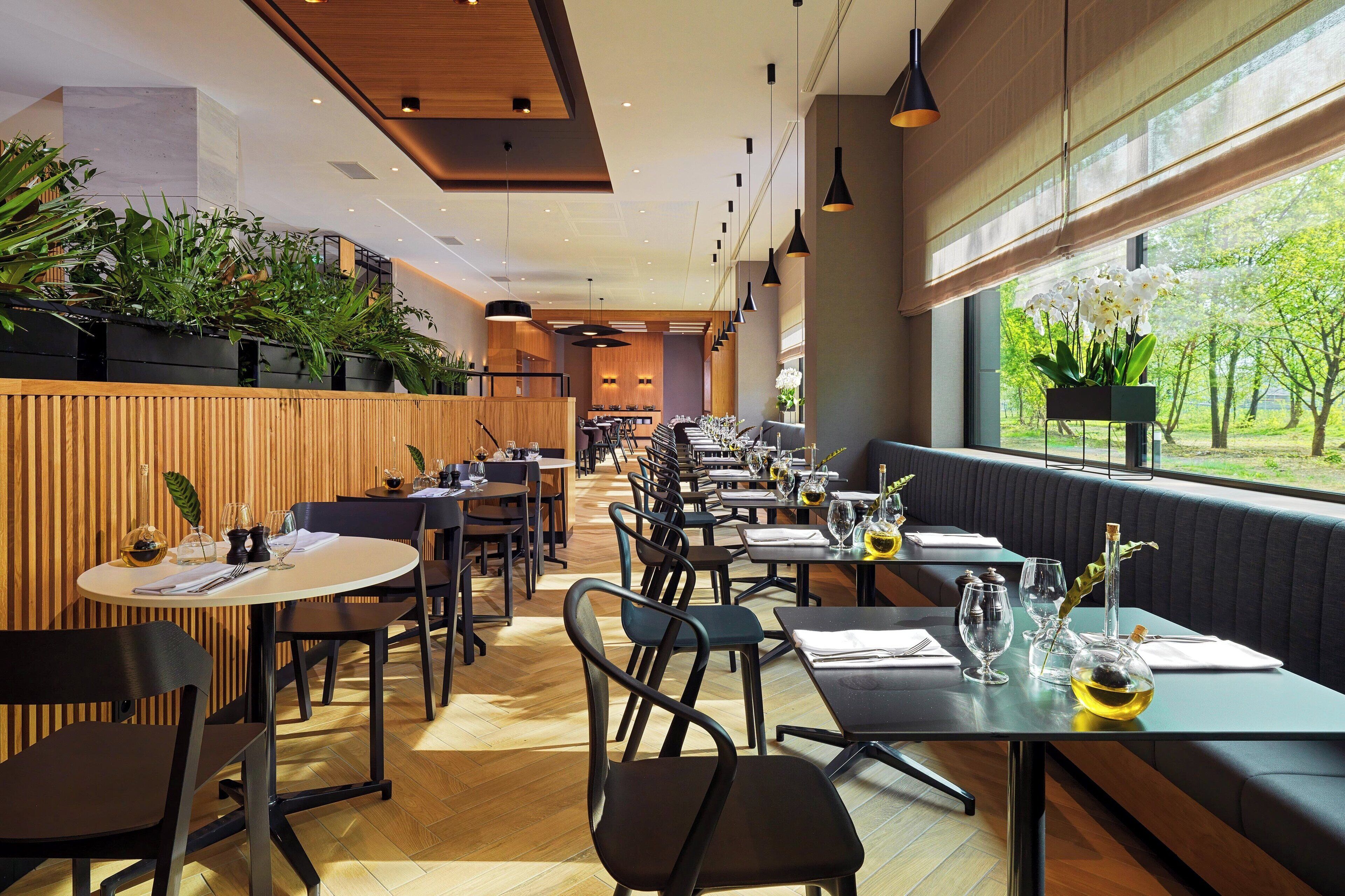 daily buffet breakfast (pln 85 per person)