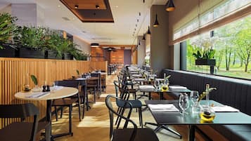 Daily buffet breakfast (PLN 85 per person)