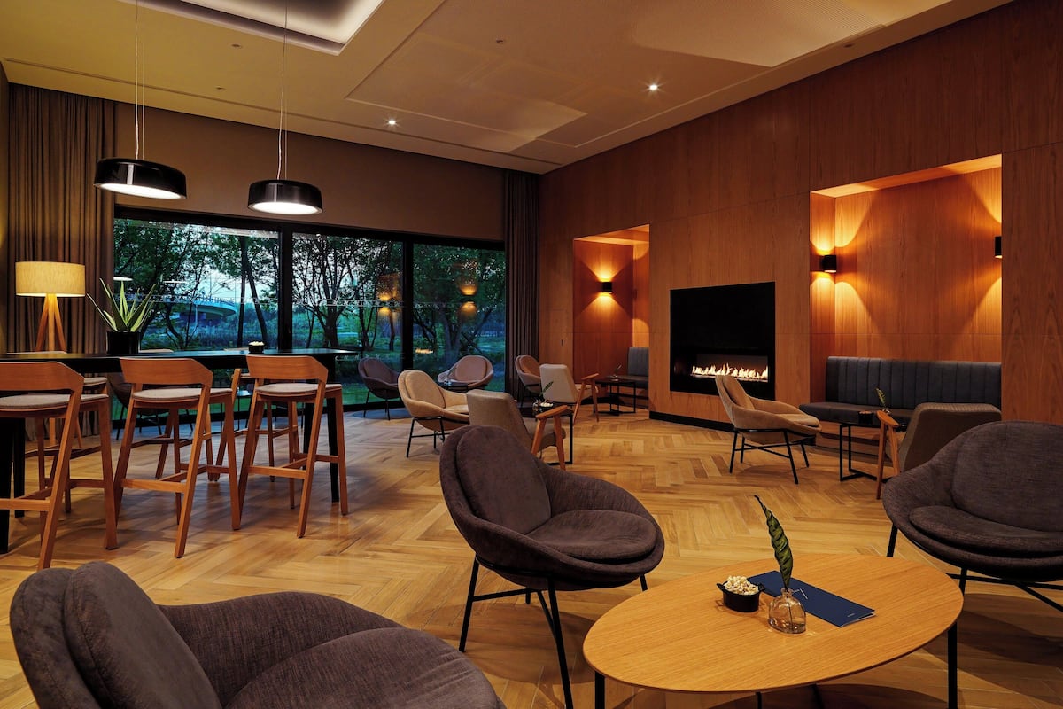 breakfast, lunch, dinner served; international cuisine