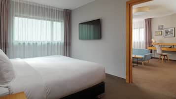 Una habitación de hotel con una cama grande, un escritorio y una silla.