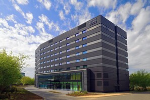 Un hôtel moderne, avec un toit plat et de nombreuses fenêtres.