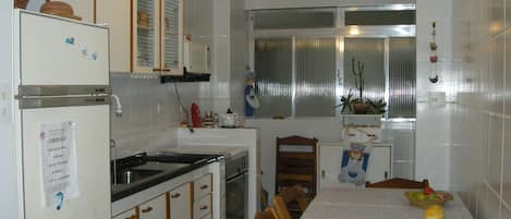 Kylskåp, mikrovågsugn, ugn och spishäll