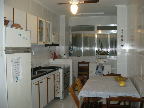 ثلاجة، ميكروويف، فرن، موقد طهي مسطح