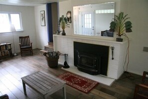 Smart TV, DVD player, books - Waterfront Sunset Nature Reserve Kayak Eagle Osprey Snakehead Butterflies   (Bryans Road)