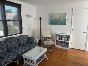 TV, DVD player, toys, books - Beach front Cottage, close to downtown - Private Beach and Great Water views (Wellfleet)