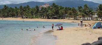 Las Sirenas: Avkopplande och Breezy Two-Story Beach Villa