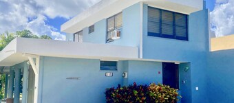 Las Sirenas: Rentouttava ja Breezy Two Story Beach Villa