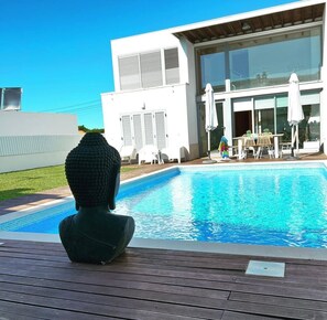 Una piscina al aire libre