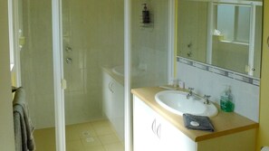 Badewanne, Haartrockner, Handtücher, Seife