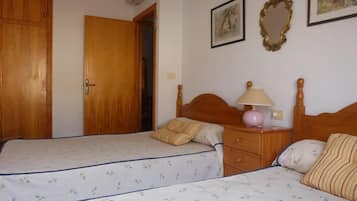 3 chambres, fer et planche à repasser