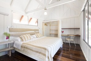 10 bedrooms, desk, WiFi, bed sheets